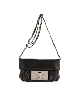 Chanel Bolsas Giant Lock Reissue Mademoiselle Flap  Bolso bandolera en Negro Piel de becerro y Plata hardware. El producto está en en Excelentes Condiciones (A).
  Dimensiones: 20x12x2.5 cm 
  Accesorios incluidos: Sticker; Dustbag
    
  BrandCo Paris encuentra artículos raros y en las mejores condiciones a precios increíbles. ¡Vale la pena tener paciencia! Compra con confianza: todos los artículos de BrandCo Paris son seleccionados y autenticados cuidadosamente por nuestro equipo de expertos.
  Todos los artículos vienen con un certificado de autenticidad y un embalaje entregado por BrandCo Paris.
  Tabla de clasificación de la condición del artículo
  N (como nuevo)
  AA (perfecto estado)
  A (excelente estado)
  AB (muy buen estado)
  B (bueno/regular)