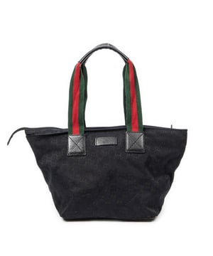 Gucci Tassen Medium Web Trapeze Tote  Schoudertas in de Zwart Doek in de Zilver  hardware. Het product is in In Zeer Goede Staat (AB).
  Afmetingen: 37x26.5x11 cm 
  Inclusief accessoires: None
      
  BrandCo Paris vindt zeldzame artikelen in de beste staat voor ongelooflijke prijzen. Het is de moeite waard om geduldig te zijn! Koop met vertrouwen: alle artikelen van BrandCo Paris worden zorgvuldig geselecteerd en geverifieerd door ons team van experts.

  Alle artikelen worden geleverd met een certificaat van echtheid en verpakt door BrandCo Paris.

  Classificatietabel voor de conditie van het artikel:

  N (als nieuw)
  AA (perfecte staat)
  A (uitstekende staat)
  AB (zeer goede staat)
  B (goede/redelijke staat)