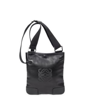 Loewe Bolsas Flat Anagram Messenger Crossbody  Bolso bandolera en Negro Piel de becerro y Plata hardware. El producto está en en Excelentes Condiciones (A).
  Dimensiones: 24.5x27x1.5 cm 
  Accesorios incluidos: None
    
  BrandCo Paris encuentra artículos raros y en las mejores condiciones a precios increíbles. ¡Vale la pena tener paciencia! Compra con confianza: todos los artículos de BrandCo Paris son seleccionados y autenticados cuidadosamente por nuestro equipo de expertos.
  Todos los artículos vienen con un certificado de autenticidad y un embalaje entregado por BrandCo Paris.
  Tabla de clasificación de la condición del artículo
  N (como nuevo)
  AA (perfecto estado)
  A (excelente estado)
  AB (muy buen estado)
  B (bueno/regular)