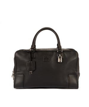 Loewe Bolsas Amazona Chamois  Bolso bandolera en Negro Piel de becerro y Plata hardware. El producto está en en Perfectas Condiciones (AA).
  Dimensiones: 36x21x15.5 cm 
  Accesorios incluidos: Clochette; Cadenas; Keys; Dustbag
    
  BrandCo Paris encuentra artículos raros y en las mejores condiciones a precios increíbles. ¡Vale la pena tener paciencia! Compra con confianza: todos los artículos de BrandCo Paris son seleccionados y autenticados cuidadosamente por nuestro equipo de expertos.
  Todos los artículos vienen con un certificado de autenticidad y un embalaje entregado por BrandCo Paris.
  Tabla de clasificación de la condición del artículo
  N (como nuevo)
  AA (perfecto estado)
  A (excelente estado)
  AB (muy buen estado)
  B (bueno/regular)