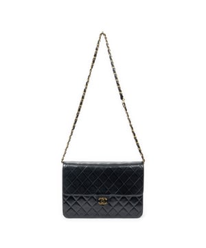 Chanel Tassen CC Push Lock Straight Single Flap  Schoudertas in de Zwart Kalfsleer in de Goud  hardware. Het product is in In Uitstekende Staat (A).
  Afmetingen: 25x17x6 cm 
  Inclusief accessoires: Sticker; Card; Dustbag; Box; Booklet
      Conditie Notes: slight scratches on exterior and interior leather
  BrandCo Paris vindt zeldzame artikelen in de beste staat voor ongelooflijke prijzen. Het is de moeite waard om geduldig te zijn! Koop met vertrouwen: alle artikelen van BrandCo Paris worden zorgvuldig geselecteerd en geverifieerd door ons team van experts.

  Alle artikelen worden geleverd met een certificaat van echtheid en verpakt door BrandCo Paris.

  Classificatietabel voor de conditie van het artikel:

  N (als nieuw)
  AA (perfecte staat)
  A (uitstekende staat)
  AB (zeer goede staat)
  B (goede/redelijke staat)