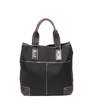 Celine Bolsas Vertical Tote  Bolso bandolera en Negro Lienzo y Plata hardware. El producto está en en Excelentes Condiciones (A).
  Dimensiones: 32.5x32.5x8 cm 
  Accesorios incluidos: None
    Condición Notes: tiny scuffs on exterior leather; slight odor on interior
  BrandCo Paris encuentra artículos raros y en las mejores condiciones a precios increíbles. ¡Vale la pena tener paciencia! Compra con confianza: todos los artículos de BrandCo Paris son seleccionados y autenticados cuidadosamente por nuestro equipo de expertos.
  Todos los artículos vienen con un certificado de autenticidad y un embalaje entregado por BrandCo Paris.
  Tabla de clasificación de la condición del artículo
  N (como nuevo)
  AA (perfecto estado)
  A (excelente estado)
  AB (muy buen estado)
  B (bueno/regular)