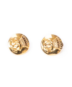 Chanel Bisutería CC Crown Round Clip On Earrings  Pendientes en Oro Acero inoxidable sin níquel y Oro hardware. El producto está en en Excelentes Condiciones (A).
  Dimensiones: 2 cm 
  Accesorios incluidos: None
    
  BrandCo Paris encuentra artículos raros y en las mejores condiciones a precios increíbles. ¡Vale la pena tener paciencia! Compra con confianza: todos los artículos de BrandCo Paris son seleccionados y autenticados cuidadosamente por nuestro equipo de expertos.
  Todos los artículos vienen con un certificado de autenticidad y un embalaje entregado por BrandCo Paris.
  Tabla de clasificación de la condición del artículo
  N (como nuevo)
  AA (perfecto estado)
  A (excelente estado)
  AB (muy buen estado)
  B (bueno/regular)