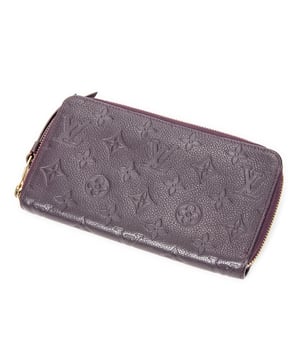 Louis Vuitton Accesorios Secret Long Wallet  Cartera en Aube Piel de becerro y Latón dorado hardware. El producto está en en Excelentes Condiciones (A).
  19x10.5x2 cm 
  Accesorios incluidos: None
    Condición Notes: slightly worn zipper pull leather; signs of wear on interior lining
  BrandCo Paris encuentra artículos raros y en las mejores condiciones a precios increíbles. ¡Vale la pena tener paciencia! Compra con confianza: todos los artículos de BrandCo Paris son seleccionados y autenticados cuidadosamente por nuestro equipo de expertos.
  Todos los artículos vienen con un certificado de autenticidad y un embalaje entregado por BrandCo Paris.
  Tabla de clasificación de la condición del artículo
  N (como nuevo)
  AA (perfecto estado)
  A (excelente estado)
  AB (muy buen estado)
  B (bueno/regular)
