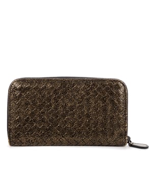 Bottega Veneta Accesorios Zip Long  Cartera en Oro Piel de becerro y Latón envejecido hardware. El producto está en en Excelentes Condiciones (A).
  20x11x2 cm 
  Accesorios incluidos: NONE
    
  BrandCo Paris encuentra artículos raros y en las mejores condiciones a precios increíbles. ¡Vale la pena tener paciencia! Compra con confianza: todos los artículos de BrandCo Paris son seleccionados y autenticados cuidadosamente por nuestro equipo de expertos.
  Todos los artículos vienen con un certificado de autenticidad y un embalaje entregado por BrandCo Paris.
  Tabla de clasificación de la condición del artículo
  N (como nuevo)
  AA (perfecto estado)
  A (excelente estado)
  AB (muy buen estado)
  B (bueno/regular)