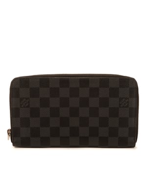 Louis Vuitton Accessoires Zippy Large Portemonnee in de Grafiet Gecoat canvas in de Zilver  hardware. Het product is in In Uitstekende Staat (A).
  21x11x2 cm 
  Inclusief accessoires: NONE
      
  BrandCo Paris vindt zeldzame artikelen in de beste staat voor ongelooflijke prijzen. Het is de moeite waard om geduldig te zijn! Koop met vertrouwen: alle artikelen van BrandCo Paris worden zorgvuldig geselecteerd en geverifieerd door ons team van experts.

  Alle artikelen worden geleverd met een certificaat van echtheid en verpakt door BrandCo Paris.

  Classificatietabel voor de conditie van het artikel:

  N (als nieuw)
  AA (perfecte staat)
  A (uitstekende staat)
  AB (zeer goede staat)
  B (goede/redelijke staat)