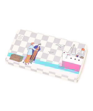 Louis Vuitton Accesorios Ltd. Ed. Transatlantic Zippy Wallet  Cartera en Marfil/Rosa Lona recubierta y Latón dorado hardware. El producto está en en Excelentes Condiciones (A).
  19.5x10x2.5 cm 
  Accesorios incluidos: None
    
  BrandCo Paris encuentra artículos raros y en las mejores condiciones a precios increíbles. ¡Vale la pena tener paciencia! Compra con confianza: todos los artículos de BrandCo Paris son seleccionados y autenticados cuidadosamente por nuestro equipo de expertos.
  Todos los artículos vienen con un certificado de autenticidad y un embalaje entregado por BrandCo Paris.
  Tabla de clasificación de la condición del artículo
  N (como nuevo)
  AA (perfecto estado)
  A (excelente estado)
  AB (muy buen estado)
  B (bueno/regular)