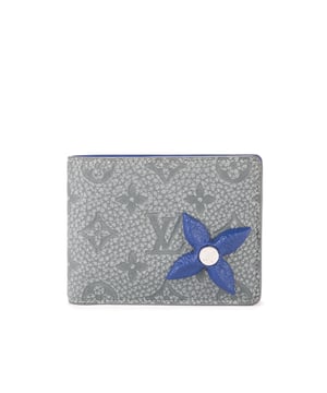 Louis Vuitton Accesorios Ltd. Ed. Rock Climbing Wallet  Cartera en Gris/Azul Lona recubierta y Ninguno hardware. El producto está en en Perfectas Condiciones (AA).
  12x10x1 cm 
  Accesorios incluidos: Dustbag; Box
    
  BrandCo Paris encuentra artículos raros y en las mejores condiciones a precios increíbles. ¡Vale la pena tener paciencia! Compra con confianza: todos los artículos de BrandCo Paris son seleccionados y autenticados cuidadosamente por nuestro equipo de expertos.
  Todos los artículos vienen con un certificado de autenticidad y un embalaje entregado por BrandCo Paris.
  Tabla de clasificación de la condición del artículo
  N (como nuevo)
  AA (perfecto estado)
  A (excelente estado)
  AB (muy buen estado)
  B (bueno/regular)