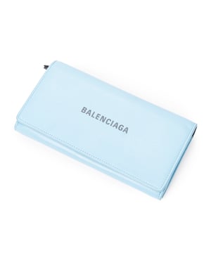 Balenciaga Accesorios Everyday Long Bifold Wallet  Cartera en Azul claro Piel de becerro y Plata hardware. El producto está en en Excelentes Condiciones (A).
  19x10x2 cm 
  Accesorios incluidos: 
    Condición Notes: slight crack on interior flap corners
  BrandCo Paris encuentra artículos raros y en las mejores condiciones a precios increíbles. ¡Vale la pena tener paciencia! Compra con confianza: todos los artículos de BrandCo Paris son seleccionados y autenticados cuidadosamente por nuestro equipo de expertos.
  Todos los artículos vienen con un certificado de autenticidad y un embalaje entregado por BrandCo Paris.
  Tabla de clasificación de la condición del artículo
  N (como nuevo)
  AA (perfecto estado)
  A (excelente estado)
  AB (muy buen estado)
  B (bueno/regular)