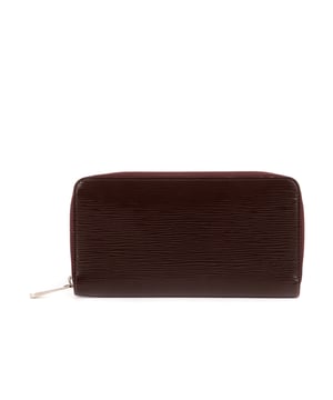 Louis Vuitton Accesorios Zippy Wallet  Cartera en Borgoña Piel de becerro y Latón de plata hardware. El producto está en en Muy Buenas Condiciones (AB).
  19.5x10x2.5 cm 
  Accesorios incluidos: None
    
  BrandCo Paris encuentra artículos raros y en las mejores condiciones a precios increíbles. ¡Vale la pena tener paciencia! Compra con confianza: todos los artículos de BrandCo Paris son seleccionados y autenticados cuidadosamente por nuestro equipo de expertos.
  Todos los artículos vienen con un certificado de autenticidad y un embalaje entregado por BrandCo Paris.
  Tabla de clasificación de la condición del artículo
  N (como nuevo)
  AA (perfecto estado)
  A (excelente estado)
  AB (muy buen estado)
  B (bueno/regular)