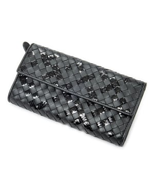 Bottega Veneta Accesorios Continental Flap Wallet  Cartera en Negro Piel de becerro y Latón envejecido hardware. El producto está en en Excelentes Condiciones (A).
  18.5x10x2.5 cm 
  Accesorios incluidos: None
    
  BrandCo Paris encuentra artículos raros y en las mejores condiciones a precios increíbles. ¡Vale la pena tener paciencia! Compra con confianza: todos los artículos de BrandCo Paris son seleccionados y autenticados cuidadosamente por nuestro equipo de expertos.
  Todos los artículos vienen con un certificado de autenticidad y un embalaje entregado por BrandCo Paris.
  Tabla de clasificación de la condición del artículo
  N (como nuevo)
  AA (perfecto estado)
  A (excelente estado)
  AB (muy buen estado)
  B (bueno/regular)