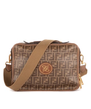 Fendi Tassen Small Soft Travel Case  Reistas in de Bruin Gecoat canvas in de Goud  hardware. Het product is in In Perfecte Staat (AA).
  Afmetingen: 33x21x13 cm 
  Inclusief accessoires: Strap; Booklet
      
  BrandCo Paris vindt zeldzame artikelen in de beste staat voor ongelooflijke prijzen. Het is de moeite waard om geduldig te zijn! Koop met vertrouwen: alle artikelen van BrandCo Paris worden zorgvuldig geselecteerd en geverifieerd door ons team van experts.

  Alle artikelen worden geleverd met een certificaat van echtheid en verpakt door BrandCo Paris.

  Classificatietabel voor de conditie van het artikel:

  N (als nieuw)
  AA (perfecte staat)
  A (uitstekende staat)
  AB (zeer goede staat)
  B (goede/redelijke staat)