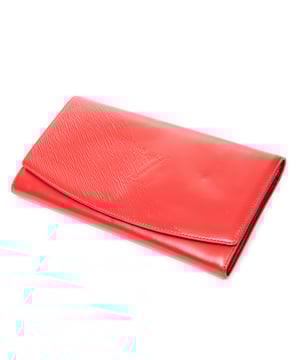 Louis Vuitton Bolsas Egee Clutch  Bolso en Rojo Piel de becerro y Latón dorado hardware. El producto está en en Excelentes Condiciones (A).
  Dimensiones: 27x16x4 cm 
  Accesorios incluidos: None
    
  BrandCo Paris encuentra artículos raros y en las mejores condiciones a precios increíbles. ¡Vale la pena tener paciencia! Compra con confianza: todos los artículos de BrandCo Paris son seleccionados y autenticados cuidadosamente por nuestro equipo de expertos.
  Todos los artículos vienen con un certificado de autenticidad y un embalaje entregado por BrandCo Paris.
  Tabla de clasificación de la condición del artículo
  N (como nuevo)
  AA (perfecto estado)
  A (excelente estado)
  AB (muy buen estado)
  B (bueno/regular)