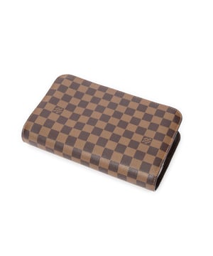 Louis Vuitton Bolsas Saint Louis Clutch  Bolso en Marrón Lona recubierta y Latón dorado hardware. El producto está en en Perfectas Condiciones (AA).
  Dimensiones: 25x16x5.5 cm 
  Accesorios incluidos: None
    
  BrandCo Paris encuentra artículos raros y en las mejores condiciones a precios increíbles. ¡Vale la pena tener paciencia! Compra con confianza: todos los artículos de BrandCo Paris son seleccionados y autenticados cuidadosamente por nuestro equipo de expertos.
  Todos los artículos vienen con un certificado de autenticidad y un embalaje entregado por BrandCo Paris.
  Tabla de clasificación de la condición del artículo
  N (como nuevo)
  AA (perfecto estado)
  A (excelente estado)
  AB (muy buen estado)
  B (bueno/regular)