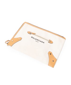 Balenciaga Bolsas Logo Zip Clutch  Bolso en Beige/Bronceado Lienzo y Plata hardware. El producto está en en Excelentes Condiciones (A).
  Dimensiones: 34x23x1.5 cm 
  Accesorios incluidos: 
    Condición Notes: slight dirt marks and pen stain on exterior
  BrandCo Paris encuentra artículos raros y en las mejores condiciones a precios increíbles. ¡Vale la pena tener paciencia! Compra con confianza: todos los artículos de BrandCo Paris son seleccionados y autenticados cuidadosamente por nuestro equipo de expertos.
  Todos los artículos vienen con un certificado de autenticidad y un embalaje entregado por BrandCo Paris.
  Tabla de clasificación de la condición del artículo
  N (como nuevo)
  AA (perfecto estado)
  A (excelente estado)
  AB (muy buen estado)
  B (bueno/regular)