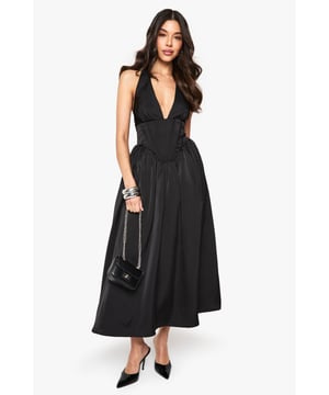 Dresses are the most-wanted wardrobe item for day-to-night dressing. From cool-tone whites to block brights, we've got the everyday skater dresses and party-ready bodycon styles that are perfect for transitioning from day to play. Minis, midis and maxis are our motto, with classic jersey always genius and printed cami dresses the season's killer cut - add skyscraper heels for a seriously statement look. Dress up or down in style with boohoo.