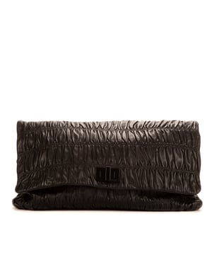 Prada Bolsas Large Flap Clutch  Embrague en Negro Piel de becerro y Plata hardware. El producto está en en Perfectas Condiciones (AA).
  Dimensiones: 48x27x7 cm 
  Accesorios incluidos: Dustbag
    
  BrandCo Paris encuentra artículos raros y en las mejores condiciones a precios increíbles. ¡Vale la pena tener paciencia! Compra con confianza: todos los artículos de BrandCo Paris son seleccionados y autenticados cuidadosamente por nuestro equipo de expertos.
  Todos los artículos vienen con un certificado de autenticidad y un embalaje entregado por BrandCo Paris.
  Tabla de clasificación de la condición del artículo
  N (como nuevo)
  AA (perfecto estado)
  A (excelente estado)
  AB (muy buen estado)
  B (bueno/regular)