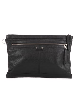 Balenciaga Bolsas Clip L Clutch  Embrague en Gris Piel de becerro y Plata hardware. El producto está en en Excelentes Condiciones (A).
  Dimensiones: 37x24x2 cm 
  Accesorios incluidos: Dustbag
    
  BrandCo Paris encuentra artículos raros y en las mejores condiciones a precios increíbles. ¡Vale la pena tener paciencia! Compra con confianza: todos los artículos de BrandCo Paris son seleccionados y autenticados cuidadosamente por nuestro equipo de expertos.
  Todos los artículos vienen con un certificado de autenticidad y un embalaje entregado por BrandCo Paris.
  Tabla de clasificación de la condición del artículo
  N (como nuevo)
  AA (perfecto estado)
  A (excelente estado)
  AB (muy buen estado)
  B (bueno/regular)