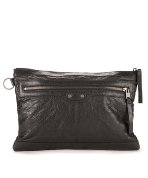 Balenciaga Bolsas Classic Clip Pouch  Embrague en Gris Piel de becerro y Plata hardware. El producto está en en Excelentes Condiciones (A).
  Dimensiones: 32x22x1 cm 
  Accesorios incluidos: NONE
    
  BrandCo Paris encuentra artículos raros y en las mejores condiciones a precios increíbles. ¡Vale la pena tener paciencia! Compra con confianza: todos los artículos de BrandCo Paris son seleccionados y autenticados cuidadosamente por nuestro equipo de expertos.
  Todos los artículos vienen con un certificado de autenticidad y un embalaje entregado por BrandCo Paris.
  Tabla de clasificación de la condición del artículo
  N (como nuevo)
  AA (perfecto estado)
  A (excelente estado)
  AB (muy buen estado)
  B (bueno/regular)