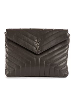 Yves Saint Laurent Bolsas Cassandre Envelope Flap  Embrague en Gris Piel de becerro y Plata hardware. El producto está en en Excelentes Condiciones (A).
  Dimensiones: 32x23x4 cm 
  Accesorios incluidos: NONE
    
  BrandCo Paris encuentra artículos raros y en las mejores condiciones a precios increíbles. ¡Vale la pena tener paciencia! Compra con confianza: todos los artículos de BrandCo Paris son seleccionados y autenticados cuidadosamente por nuestro equipo de expertos.
  Todos los artículos vienen con un certificado de autenticidad y un embalaje entregado por BrandCo Paris.
  Tabla de clasificación de la condición del artículo
  N (como nuevo)
  AA (perfecto estado)
  A (excelente estado)
  AB (muy buen estado)
  B (bueno/regular)