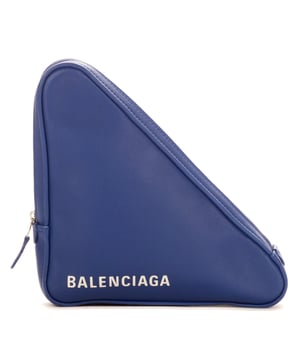 Balenciaga Bolsas Triangle Pouch  Embrague en Azul Piel de becerro y Plata hardware. El producto está en en Perfectas Condiciones (AA).
  Dimensiones: 22x21x5 cm 
  Accesorios incluidos: Dustbag
    
  BrandCo Paris encuentra artículos raros y en las mejores condiciones a precios increíbles. ¡Vale la pena tener paciencia! Compra con confianza: todos los artículos de BrandCo Paris son seleccionados y autenticados cuidadosamente por nuestro equipo de expertos.
  Todos los artículos vienen con un certificado de autenticidad y un embalaje entregado por BrandCo Paris.
  Tabla de clasificación de la condición del artículo
  N (como nuevo)
  AA (perfecto estado)
  A (excelente estado)
  AB (muy buen estado)
  B (bueno/regular)