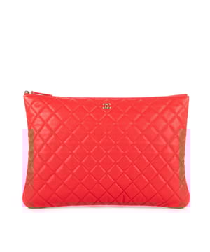 Chanel Zubehör Logo Zip Clutch  Kupplung und Rot Kalbsleder und Gold hardware. Das Produkt ist auf In Uitstekende Staat (A).
  Abmessungen: 34x23x2 cm 
  Zubehör inklusive: Sticker; Card; Dustbag; Box
  
  BrandCo Paris hat seltene Artikel und die besten Konditionen zu unglaublichen Preisen vorgestellt. ¡Vale la pena tener paciencia! Kaufen Sie mit Vertrauen: Alle Artikel von BrandCo Paris sind von unserem Expertenteam ausgewählt und authentisch.
  Alle Artikel enthalten ein Echtheitszertifikat und wurden von BrandCo Paris übernommen.
  Tabelle zur Klassifizierung des Artikelzustands
  N (wie neu)
  AA (perfekter Zustand)
  A (ausgezeichneter Zustand)
  AB (sehr guter Zustand)
  B (gut/mittelmäßig)