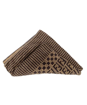 Fendi Accessoires Zucca Monogram Bath Towel  Sjaal in de Bruin Zijde in de   hardware. Het product is in In Zeer Goede Staat (AB).
  Afmetingen: 140 cm
    Maat:  
  Inclusief accessoires: None
      
  BrandCo Paris vindt zeldzame artikelen in de beste staat voor ongelooflijke prijzen. Het is de moeite waard om geduldig te zijn! Koop met vertrouwen: alle artikelen van BrandCo Paris worden zorgvuldig geselecteerd en geverifieerd door ons team van experts.

  Alle artikelen worden geleverd met een certificaat van echtheid en verpakt door BrandCo Paris.

  Classificatietabel voor de conditie van het artikel:

  N (als nieuw)
  AA (perfecte staat)
  A (uitstekende staat)
  AB (zeer goede staat)
  B (goede/redelijke staat)
