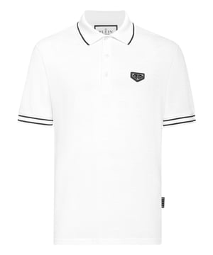 Dieses Jacquard-Poloshirt verbindet mühelos klassischen Stil mit einem kühnen, modernen Touch und ist perfekt für alle, die Luxus mit einem unverwechselbaren Touch zu schätzen wissen.    Gefertigt aus hochwertiger Baumwolle für ein weiches, atmungsaktives Tragegefühl.   Aufwändiges Jacquard-Monogramm-Muster für ein raffiniertes, strukturiertes Finish.   Gerippter Kragen und Manschetten für einen strukturierten, polierten Look.   Perfekt für ein vielseitiges Styling in Kombination mit Jeans oder maßgeschneiderten Hosen.   Ideal, um sowohl eleganten als auch legeren Outfits einen Hauch von Luxus zu verleihen.