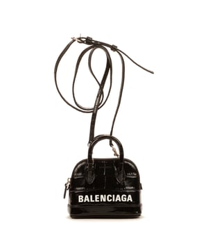 Balenciaga Bolsas Mini Ville Top Handle Crossbody  Bolso en Negro Piel de becerro y Plata hardware. El producto está en en Perfectas Condiciones (AA).
  Dimensiones: 12x9x5.5 cm 
  Accesorios incluidos: Strap; Dustbag
    
  BrandCo Paris encuentra artículos raros y en las mejores condiciones a precios increíbles. ¡Vale la pena tener paciencia! Compra con confianza: todos los artículos de BrandCo Paris son seleccionados y autenticados cuidadosamente por nuestro equipo de expertos.
  Todos los artículos vienen con un certificado de autenticidad y un embalaje entregado por BrandCo Paris.
  Tabla de clasificación de la condición del artículo
  N (como nuevo)
  AA (perfecto estado)
  A (excelente estado)
  AB (muy buen estado)
  B (bueno/regular)