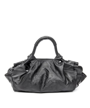 Loewe Bolsas Small Aire Brisa Hobo  Bolso en Negro Piel de becerro y Plata hardware. El producto está en en Excelentes Condiciones (A).
  Dimensiones: 28x17x13 cm 
  Accesorios incluidos: None
    
  BrandCo Paris encuentra artículos raros y en las mejores condiciones a precios increíbles. ¡Vale la pena tener paciencia! Compra con confianza: todos los artículos de BrandCo Paris son seleccionados y autenticados cuidadosamente por nuestro equipo de expertos.
  Todos los artículos vienen con un certificado de autenticidad y un embalaje entregado por BrandCo Paris.
  Tabla de clasificación de la condición del artículo
  N (como nuevo)
  AA (perfecto estado)
  A (excelente estado)
  AB (muy buen estado)
  B (bueno/regular)