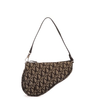 Dior Bolsas Vintage Saddle  Bolso en Negro/Beige Lienzo y Plata hardware. El producto está en en Muy Buenas Condiciones (AB).
  Dimensiones: 21x15x3 cm 
  Accesorios incluidos: None
    
  BrandCo Paris encuentra artículos raros y en las mejores condiciones a precios increíbles. ¡Vale la pena tener paciencia! Compra con confianza: todos los artículos de BrandCo Paris son seleccionados y autenticados cuidadosamente por nuestro equipo de expertos.
  Todos los artículos vienen con un certificado de autenticidad y un embalaje entregado por BrandCo Paris.
  Tabla de clasificación de la condición del artículo
  N (como nuevo)
  AA (perfecto estado)
  A (excelente estado)
  AB (muy buen estado)
  B (bueno/regular)