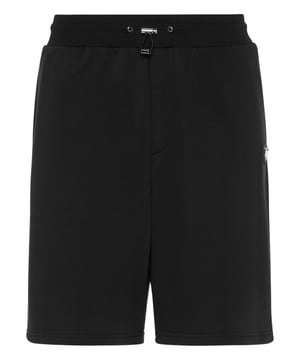 Deze joggingshorts combineren moeiteloos comfort en stijl en zijn perfect voor wie houdt van luxe met een modern, sportief randje.    Zachte, ademende katoenmix voor de hele dag comfort.   Elastische tailleband met trekkoord voor een aanpasbare pasvorm.   Discrete logodetails voegen een vleugje kenmerkende stijl toe.   Ideaal om te combineren met t-shirts, hoodies of relaxte shirts.   Veelzijdig ontwerp, perfect voor casual uitjes of om na het sporten te dragen.
