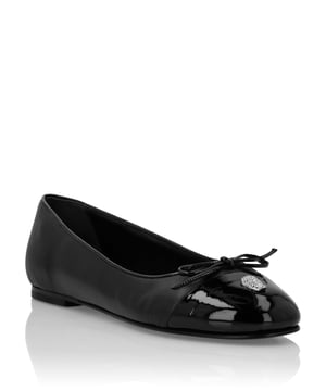 Estas bailarinas, que combinan con elegancia el diseño clásico con un toque de lujo vanguardista, son perfectas para quienes aprecian la artesanía refinada con un toque llamativo.    Confeccionadas en piel de cordero y ternera de primera calidad para un tacto suave y flexible.   Detalle de calavera para un toque atrevido e inconfundible.   Forro y plantilla de piel de cordero para ofrecer comodidad y transpirabilidad durante todo el día.   Silueta elegante, perfecta tanto para looks informales como elevados.   Suela de piel de ternero duradera para un acabado refinado y pulido.
