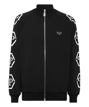 Dit joggingjack combineert moeiteloos streetwear-stijl met luxe vakmanschap en is perfect voor liefhebbers van gedurfde, atletisch geïnspireerde mode.    Gemaakt van een eersteklas katoenmix voor een zachte, ademende pasvorm.   Handtekening met zeshoekig logo voor een opvallende look.   Volledige ritssluiting voor veelzijdige styling en gemakkelijk dragen.   Geribde manchetten en zoom voor een goede, gestructureerde pasvorm.   Ideaal om te combineren met bijpassende joggers of gelaagd over een strak T-shirt voor een casual, verhoogde look.