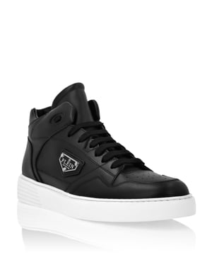 Deze gewaagde en toch moeiteloos verfijnde mid-top sneakers combineren eersteklas vakmanschap met een moderne streetwear-uitstraling, perfect voor iedereen die van een opvallende stijl houdt.    Gemaakt van eersteklas kalfsleer voor een gestroomlijnde, gepolijste afwerking.   Soepele leren voering en binnenzool voor superieur comfort en ademend vermogen.   Duurzame rubberen buitenzool voor betrouwbare tractie en langdurige slijtage.   Mid-top silhouet voor een zelfverzekerde, opvallende look.   Ideaal om te combineren met denim, joggers of een getailleerde broek voor een veelzijdige styling.