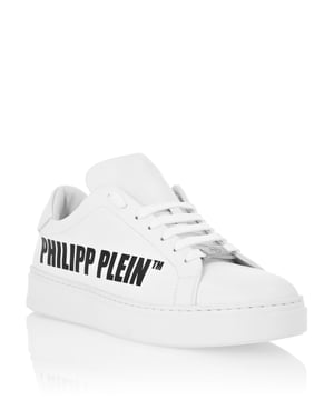Diese kühnen und mühelos stilvollen Low-Top-Sneaker vereinen luxuriöse Handwerkskunst mit einem auffälligen, modernen Touch und sind perfekt, um Alltagslooks aufzuwerten.    Gefertigt aus hochwertigem Kalbsleder für ein raffiniertes, langlebiges Finish.   Das glatte Rindslederfutter sorgt für Komfort bei jedem Schritt.   Das charakteristische Branding sorgt für einen unverwechselbaren, kultigen Look.   Vielseitiges Design, perfekt für die Kombination mit lässigen und gehobenen Outfits.   Die robuste Gummisohle bietet zuverlässige Traktion und ganztägigen Komfort.