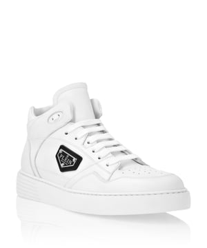 Diese kühnen und doch mühelos raffinierten Mid-Top-Sneaker vereinen hochwertige Handwerkskunst mit moderner Streetwear-Attitüde und sind perfekt für alle, die einen außergewöhnlichen Stil schätzen.    Gefertigt aus hochwertigem Kalbsleder für ein glattes, poliertes Finish.   Innenfutter und Innensohle aus Glattleder für höchsten Komfort und Atmungsaktivität.   Strapazierfähige Gummilaufsohle für zuverlässige Traktion und lang anhaltenden Tragekomfort.   Mid-Top-Silhouette für einen selbstbewussten, aussagekräftigen Look.   Ideal zum Kombinieren mit Denim, Jogginghosen oder maßgeschneiderten Hosen für ein vielseitiges Styling.