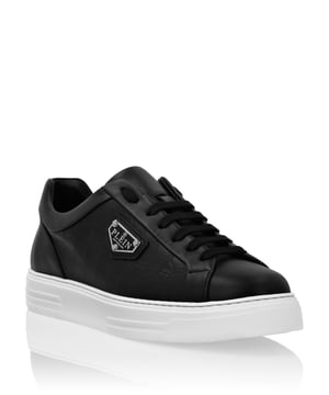 Deze low-top sneakers zijn een combinatie van eersteklas vakmanschap en opvallende designelementen, perfect om een vleugje luxe toe te voegen aan elk ensemble.    Volledig gemaakt van eersteklas kalfsleer voor een verfijnd, soepel gevoel.   Het kenmerkende zeshoekige embleem voegt een opvallend, luxe accent toe.   Kalfsleren voering en binnenzool zorgen voor superieur comfort en ademend vermogen.   Stevige rubberen buitenzool zorgt voor blijvende duurzaamheid en tractie.   Veelzijdig ontwerp, ideaal voor zowel casual als verhoogde styling.