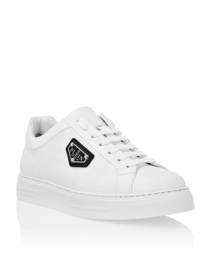 Diese raffinierten und doch unbestreitbar gewagten Low-Top-Sneaker vereinen hochwertige Handwerkskunst mit auffälligen Designelementen und sind perfekt, um jedem Ensemble einen Hauch von Luxus zu verleihen.    Vollständig aus hochwertigem Kalbsleder gefertigt für ein raffiniertes, geschmeidiges Gefühl.   Das charakteristische Sechseck-Emblem setzt einen unverwechselbaren, luxuriösen Akzent.   Futter und Innensohle aus Kalbsleder bieten höchsten Komfort und Atmungsaktivität.   Die robuste Gummilaufsohle sorgt für dauerhafte Haltbarkeit und Traktion.   Vielseitiges Design, ideal sowohl für lässige als auch für gehobene Stylings.