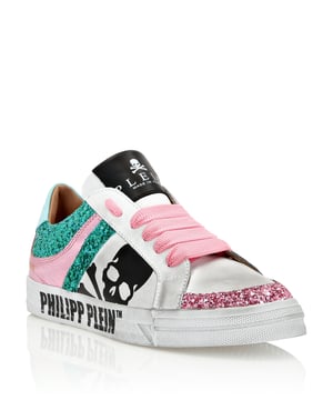 Versierd Voor je sportieve look stellen we deze meerkleurige, glinsterende nappa lo-top sneakers voor. Skull&Bones en het merk staan op het bovenwerk en op de hiel. Gewatteerde zomen. De hiel is ook versierd met studs. Glijvaste rubberen zool. Binnenvoering en uitneembare binnenzool.