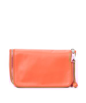 Bottega Veneta Bolsas Toiletry Pouch  Bolso en Rojo Piel de becerro y Plata hardware. El producto está en en Excelentes Condiciones (A).
  Dimensiones: 23x13x12 cm 
  Accesorios incluidos: Dustbag
    
  BrandCo Paris encuentra artículos raros y en las mejores condiciones a precios increíbles. ¡Vale la pena tener paciencia! Compra con confianza: todos los artículos de BrandCo Paris son seleccionados y autenticados cuidadosamente por nuestro equipo de expertos.
  Todos los artículos vienen con un certificado de autenticidad y un embalaje entregado por BrandCo Paris.
  Tabla de clasificación de la condición del artículo
  N (como nuevo)
  AA (perfecto estado)
  A (excelente estado)
  AB (muy buen estado)
  B (bueno/regular)