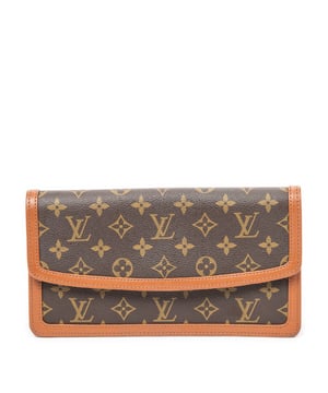Louis Vuitton Tassen Pochette Dame PM Handtas in de Bruin Gecoat canvas in de Gouden Messing  hardware. Het product is in In Uitstekende Staat (A).
  Afmetingen: 26.5x14.5x4.5 cm 
  Inclusief accessoires: None
      Conditie Notes: minor scratches on interior flap
  BrandCo Paris vindt zeldzame artikelen in de beste staat voor ongelooflijke prijzen. Het is de moeite waard om geduldig te zijn! Koop met vertrouwen: alle artikelen van BrandCo Paris worden zorgvuldig geselecteerd en geverifieerd door ons team van experts.

  Alle artikelen worden geleverd met een certificaat van echtheid en verpakt door BrandCo Paris.

  Classificatietabel voor de conditie van het artikel:

  N (als nieuw)
  AA (perfecte staat)
  A (uitstekende staat)
  AB (zeer goede staat)
  B (goede/redelijke staat)