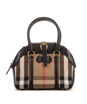 Burberry Bolsas Milverton  Bolso en Beige Lienzo y Oro hardware. El producto está en en Excelentes Condiciones (A).
  Dimensiones: 21x19x12 cm 
  Accesorios incluidos: Strap; Dustbag
    
  BrandCo Paris encuentra artículos raros y en las mejores condiciones a precios increíbles. ¡Vale la pena tener paciencia! Compra con confianza: todos los artículos de BrandCo Paris son seleccionados y autenticados cuidadosamente por nuestro equipo de expertos.
  Todos los artículos vienen con un certificado de autenticidad y un embalaje entregado por BrandCo Paris.
  Tabla de clasificación de la condición del artículo
  N (como nuevo)
  AA (perfecto estado)
  A (excelente estado)
  AB (muy buen estado)
  B (bueno/regular)