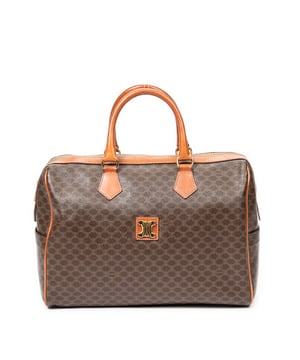 Celine Bolsas Vintage Small Boston  Bolso en Marrón Lona recubierta y Oro hardware. El producto está en en Excelentes Condiciones (A).
  Dimensiones: 35x24x16 cm 
  Accesorios incluidos: None
    
  BrandCo Paris encuentra artículos raros y en las mejores condiciones a precios increíbles. ¡Vale la pena tener paciencia! Compra con confianza: todos los artículos de BrandCo Paris son seleccionados y autenticados cuidadosamente por nuestro equipo de expertos.
  Todos los artículos vienen con un certificado de autenticidad y un embalaje entregado por BrandCo Paris.
  Tabla de clasificación de la condición del artículo
  N (como nuevo)
  AA (perfecto estado)
  A (excelente estado)
  AB (muy buen estado)
  B (bueno/regular)