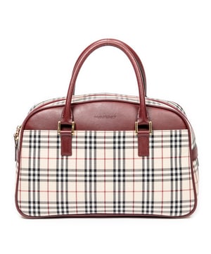 Burberry Bolsas Front Pocket Boston  Bolso en Beige/Burdeos Lienzo y Oro hardware. El producto está en en Excelentes Condiciones (A).
  Dimensiones: 33x22x14 cm 
  Accesorios incluidos: 
    
  BrandCo Paris encuentra artículos raros y en las mejores condiciones a precios increíbles. ¡Vale la pena tener paciencia! Compra con confianza: todos los artículos de BrandCo Paris son seleccionados y autenticados cuidadosamente por nuestro equipo de expertos.
  Todos los artículos vienen con un certificado de autenticidad y un embalaje entregado por BrandCo Paris.
  Tabla de clasificación de la condición del artículo
  N (como nuevo)
  AA (perfecto estado)
  A (excelente estado)
  AB (muy buen estado)
  B (bueno/regular)