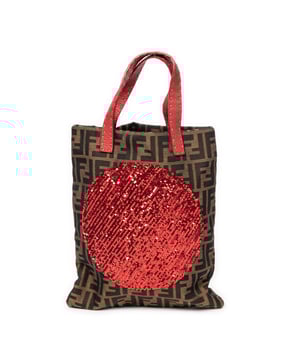 Fendi Bolsas Sequins Flat Tote  Bolso en Rojo/Caqui/Negro Lienzo y  hardware. El producto está en en Excelentes Condiciones (A).
  Dimensiones: 25x30.5x2 cm 
  Accesorios incluidos: None
    
  BrandCo Paris encuentra artículos raros y en las mejores condiciones a precios increíbles. ¡Vale la pena tener paciencia! Compra con confianza: todos los artículos de BrandCo Paris son seleccionados y autenticados cuidadosamente por nuestro equipo de expertos.
  Todos los artículos vienen con un certificado de autenticidad y un embalaje entregado por BrandCo Paris.
  Tabla de clasificación de la condición del artículo
  N (como nuevo)
  AA (perfecto estado)
  A (excelente estado)
  AB (muy buen estado)
  B (bueno/regular)