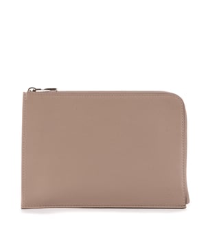 Louis Vuitton Bolsas Pochette Jour PM Bolso en Gris topo Piel de becerro y Plata hardware. El producto está en en Perfectas Condiciones (AA).
  Dimensiones: 23x17x1 cm 
  Accesorios incluidos: dustbag
    
  BrandCo Paris encuentra artículos raros y en las mejores condiciones a precios increíbles. ¡Vale la pena tener paciencia! Compra con confianza: todos los artículos de BrandCo Paris son seleccionados y autenticados cuidadosamente por nuestro equipo de expertos.
  Todos los artículos vienen con un certificado de autenticidad y un embalaje entregado por BrandCo Paris.
  Tabla de clasificación de la condición del artículo
  N (como nuevo)
  AA (perfecto estado)
  A (excelente estado)
  AB (muy buen estado)
  B (bueno/regular)