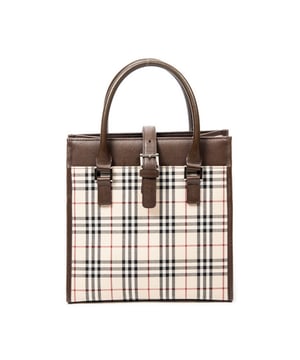Burberry Bolsas Small Square Tote  Bolso en Beige/Marrón Lienzo y Plata hardware. El producto está en en Excelentes Condiciones (A).
  Dimensiones: 23x22x11 cm 
  Accesorios incluidos: 
    
  BrandCo Paris encuentra artículos raros y en las mejores condiciones a precios increíbles. ¡Vale la pena tener paciencia! Compra con confianza: todos los artículos de BrandCo Paris son seleccionados y autenticados cuidadosamente por nuestro equipo de expertos.
  Todos los artículos vienen con un certificado de autenticidad y un embalaje entregado por BrandCo Paris.
  Tabla de clasificación de la condición del artículo
  N (como nuevo)
  AA (perfecto estado)
  A (excelente estado)
  AB (muy buen estado)
  B (bueno/regular)