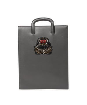 Louboutin Bolsas Trick Track Portfolio Bag  Bolso en Gris Piel de becerro y Plata hardware. El producto está en en Perfectas Condiciones (AA).
  Dimensiones: 31x40x2.5 cm 
  Accesorios incluidos: Dustbag
    
  BrandCo Paris encuentra artículos raros y en las mejores condiciones a precios increíbles. ¡Vale la pena tener paciencia! Compra con confianza: todos los artículos de BrandCo Paris son seleccionados y autenticados cuidadosamente por nuestro equipo de expertos.
  Todos los artículos vienen con un certificado de autenticidad y un embalaje entregado por BrandCo Paris.
  Tabla de clasificación de la condición del artículo
  N (como nuevo)
  AA (perfecto estado)
  A (excelente estado)
  AB (muy buen estado)
  B (bueno/regular)