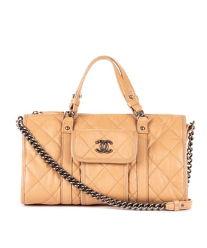 Chanel Bolsas Casual Riviera Bowling  Bolso en Beige Piel de becerro y Latón hardware. El producto está en en Excelentes Condiciones (A).
  Dimensiones: 33x17x18 cm 
  Accesorios incluidos: Sticker; Card
    
  BrandCo Paris encuentra artículos raros y en las mejores condiciones a precios increíbles. ¡Vale la pena tener paciencia! Compra con confianza: todos los artículos de BrandCo Paris son seleccionados y autenticados cuidadosamente por nuestro equipo de expertos.
  Todos los artículos vienen con un certificado de autenticidad y un embalaje entregado por BrandCo Paris.
  Tabla de clasificación de la condición del artículo
  N (como nuevo)
  AA (perfecto estado)
  A (excelente estado)
  AB (muy buen estado)
  B (bueno/regular)